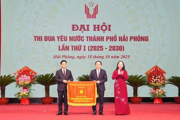 Sáng ngày 18/10 Thành phố Hải Phòng tổ chức Đại hội thi đua yêu nước lần thứ I.  Nhiều tập thể, cá nhân, điển hình tiêu biểu của thành phố Hải Phòng trên các lĩnh vực được tuyên dương, khen thưởng tại Đại hội Thi đua yêu nước thành phố lần thứ I (2025-2030).