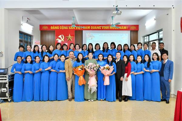 Nhân kỷ niệm 43 năm Ngày Nhà giáo Việt Nam (20/11/1982 – 20/11/2025), sáng ngày 20/11/2025, các đồng chí lãnh đạo phường Thiên Hương đã tổ chức các đoàn đến thăm, chúc mừng đội ngũ nhà giáo và cán bộ quản lý tại các cơ sở giáo dục trên địa bàn phường.   