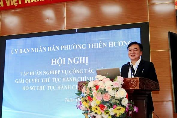 Sáng ngày 8/11, Ủy ban nhân dân phường Thiên Hương tổ chức Hội nghị tập huấn nghiệp vụ công tác tiếp nhận, giải quyết thủ tục hành chính và tiếp nhận hồ sơ thủ tục hành chính phi địa giới.