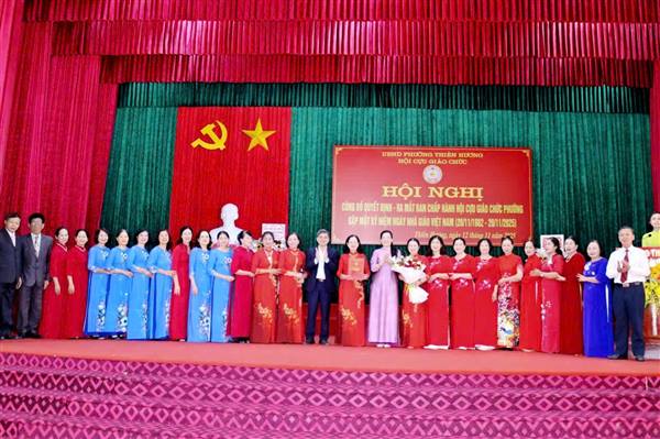 PHƯỜNG THIÊN HƯƠNG TỔ CHỨC HỘI NGHỊ CÔNG BỐ QUYẾT ĐỊNH, RA MẮT BAN CHẤP HÀNH HỘI CỰU GIÁO CHỨC PHƯỜNG VÀ GẶP MẶT KỶ NIỆM NGÀY NHÀ GIÁO VIỆT NAM (20/11/1982 – 20/11/2025)