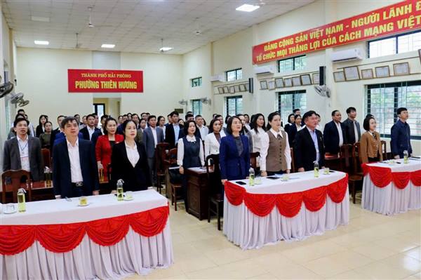 Đảng ủy, HĐND, UBND và UBMTTQ Việt Nam phường Thiên Hương tổ chức Lễ chào cờ và sinh hoạt dưới cờ tháng 12.