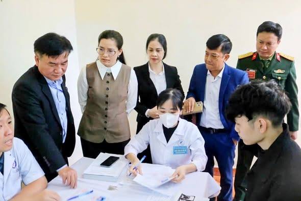 UBND phường Thiên Hương và Hội đồng Nghĩa vụ quân sự phường tổ chức khám tuyển sức khỏe nghĩa vụ quân sự và nghĩa vụ tham gia Công an nhân dân năm 2026.