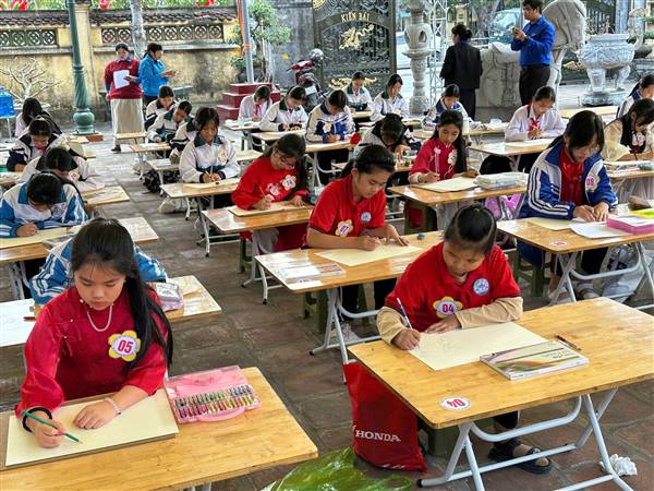Uỷ ban Mặt trận Tổ quốc Việt Nam phường Thiên Hương tổ chức cuộc thi vẽ tranh “Đình Kiền Bái – Trong trái tim em”