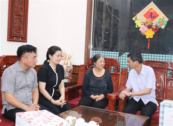 LÃNH ĐẠO THÀNH PHỐ HẢI PHÒNG THĂM, TẶNG QUÀ GIA ĐÌNH NGƯỜI CÓ CÔNG TRÊN ĐỊA BÀN PHƯỜNG THIÊN HƯƠNG