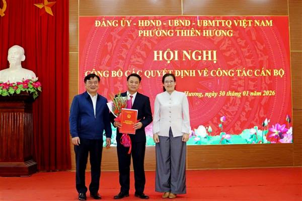 Phường Thiên Hương đã tổ chức Hội nghị công bố quyết định về việc điều động, bổ nhiệm và giao phụ trách đối với các vị trí cán bộ chủ chốt tại các đơn vị sự nghiệp và đoàn thể trên địa bàn.
