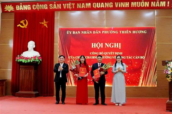 Ủy ban nhân dân phường Thiên Hương tổ chức Hội nghị công bố Quyết định của Chủ tịch Ủy ban nhân dân phường về công tác cán bộ.