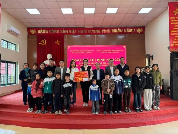 Phường Thiên Hương trao 30 suất quà Tết Bính Ngọ 2026 cho trẻ khuyết tật và trẻ mồ côi trên địa bàn.