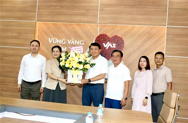 LÃNH ĐẠO PHƯỜNG THIÊN HƯƠNG THĂM, CHÚC MỪNG CÁC DOANH NGHIỆP NHÂN NGÀY DOANH NHÂN VIỆT NAM 13/10