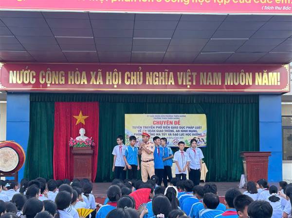 Công an phường Thiên Hương phối hợp tuyên truyền An toàn giao thông cho học sinh Trung học cơ sở Thiên Hương