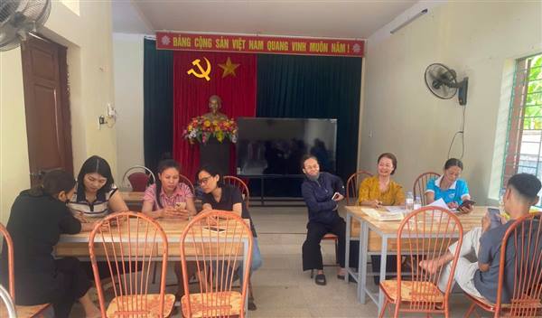 Phường Thiên Hương ra quân hỗ trợ Nhân dân cài đặt ứng dụng số thiết yếu tại các nhà văn hóa tổ dân phố
