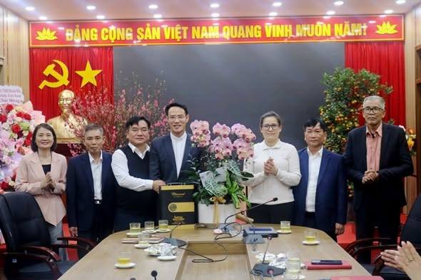 Giáo xứ Đồng Giá thăm và chúc Tết Đảng ủy, HĐND, UBND, UBMTTQ Việt Nam phường Thiên Hương