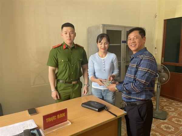 Công an phường trao trả chiếc ví chứa 100 triệu đồng cùng nhiều giấy tờ quan trọng cho người đánh rơi. 