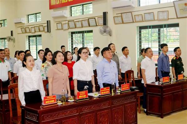 Phường Thiên Hương: Chào cờ tháng 5 và khen thưởng các tập thể, cá nhân có thành tích xuất sắc