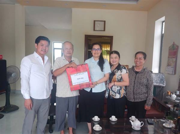 Phường Thiên Hương: Thăm và tặng quà các gia đình chính sách nhân ngày Thương binh - Liệt sĩ 27/7