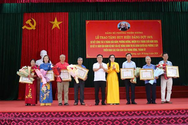 ĐẢNG ỦY PHƯỜNG THIÊN HƯƠNG: TỔ CHỨC LỄ TRAO HUY HIỆU ĐẢNG ĐỢT 19/5 VÀ HỘI NGHỊ SƠ KẾT 6 THÁNG ĐẦU NĂM 2026 