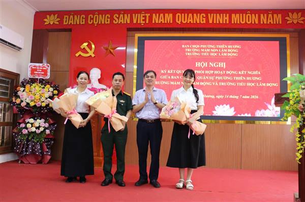 Ban Chỉ huy quân sự phường Thiên Hương kết nghĩa với Trường mầm non và Tiểu học Lâm Động 