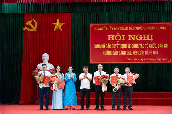 Phường Thiên Hương: công bố các quyết định về công tác tổ chức, cán bộ hướng dẫn đánh giá, xếp loại hàng quý