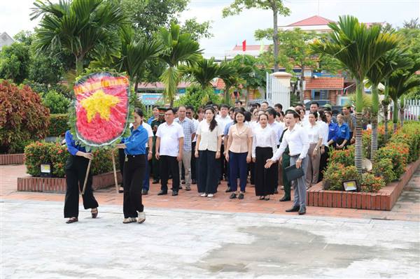 Phường Thiên Hương dâng hương kỷ niệm 79 năm Ngày Thương binh - Liệt sĩ (27/7/1947 - 27/7/2026)