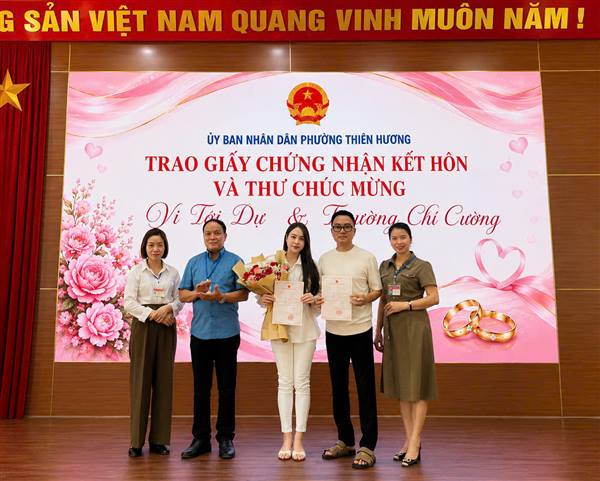 Trung tâm Phục vụ Hành chính công phường Thiên Hương tổ chức trao Giấy chứng nhận đăng ký kết hôn