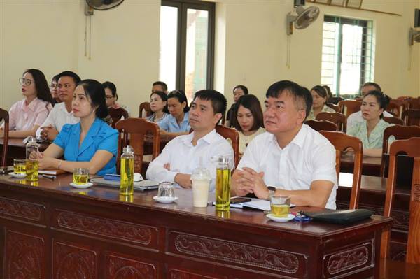 Phường Thiên Hương tổ chức điểm cầu trực tuyến nghiên cứu, học tập, quán triệt và triển khai thực hiện các Nghị quyết, Chỉ thị của Bộ Chính trị