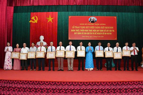 Đảng bộ Phường Thiên Hương trao tặng Huy hiệu Đảng đợt 02/9 và quán triệt các văn bản mới của Trung ương, Đảng ủy phường