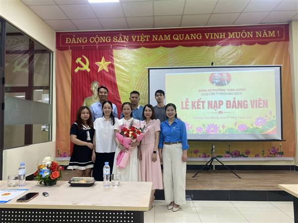 CHI BỘ CÔNG TY KHUÔN MẪU ARISTO TỔ CHỨC LỄ KẾT NẠP ĐẢNG VIÊN MỚI