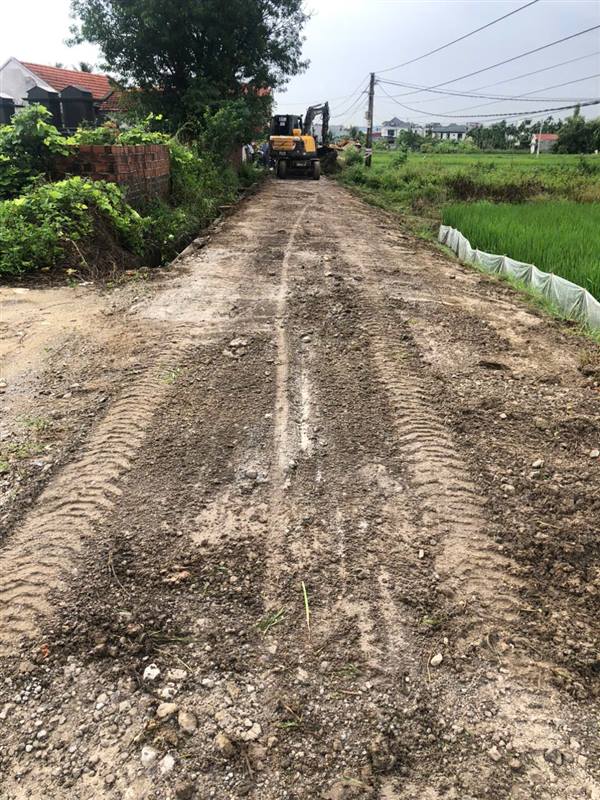 Tập trung thi công đoạn từ Cống Xôi sang đường đá Hoa Động, tổ dân phố Thiên Hương 2