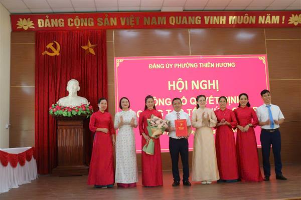 ĐẢNG BỘ PHƯỜNG THIÊN HƯƠNG: CÔNG BỐ QUYẾT ĐỊNH KIỆN TOÀN TỔ CHỨC, CÁN BỘ CHO 12 CHI BỘ TRỰC THUỘC