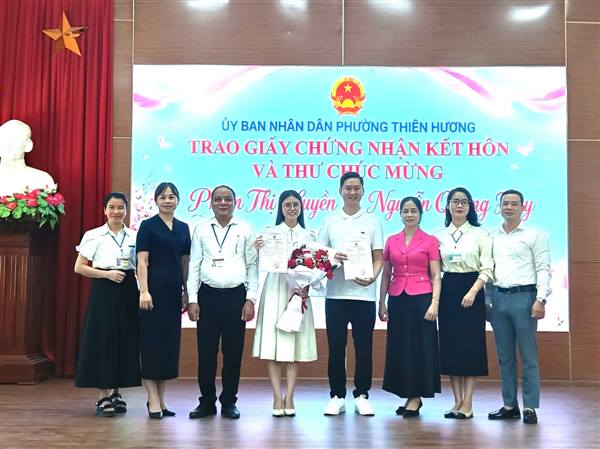 UBND PHƯỜNG THIÊN HƯƠNG TRAO GIẤY CHỨNG NHẬN KẾT HÔN VÀ THƯ CHÚC MỪNG CHO CẶP ĐÔI TRẺ