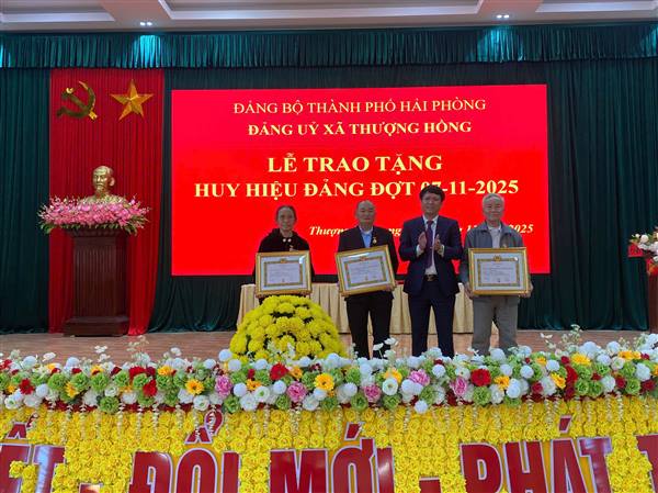 Ban thường vụ Đảng ủy trao huy hiệu Đảng cho các đảng viên