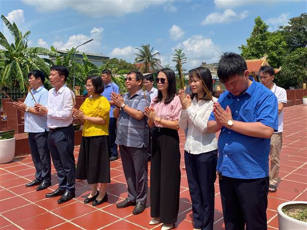 Dâng hương tưởng niệm các Anh hùng liệt sĩ trước thềm Đại hội Đảng bộ xã Thượng Hồng lần thứ I.