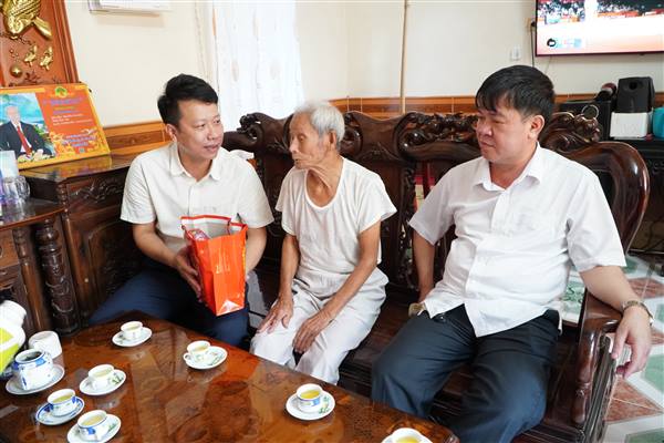 XÃ THƯỢNG HỒNG TRAO TẶNG QUÀ NHÂN NGÀY QUỐC TẾ NGƯỜI CAO TUỔI 01/10
