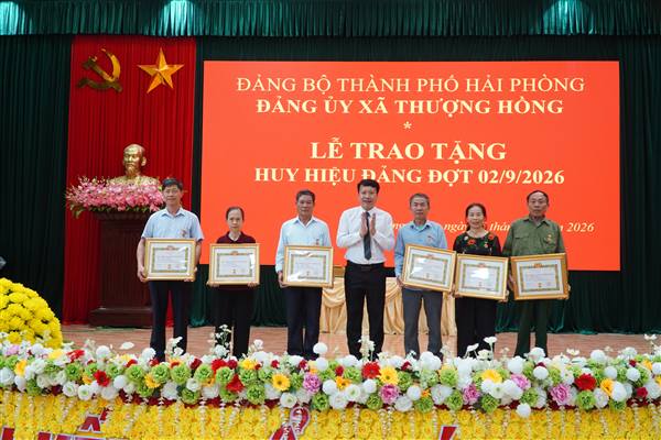 Đảng bộ xã Thượng Hồng tổ chức Lễ trao trao huy hiệu Đảng đợt 02/9/2026 cho đảng viên
