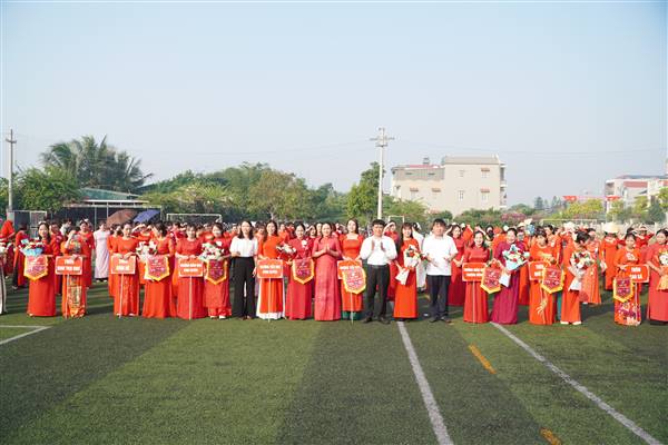 XÃ THƯỢNG HỒNG TỔ CHỨC CHƯƠNG TRÌNH BIỂU DIỄN DÂN VŨ VÀ TRÒ CHƠI DÂN GIAN CHÀO MỪNG NGÀY PHỤ NỮ VIỆT NAM 20/10