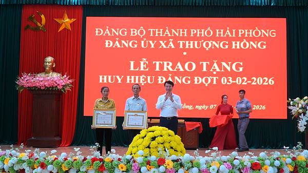 Đảng bộ xã tổ chức Lễ trao trao huy hiệu Đảng đợt 03/2 cho đảng viên