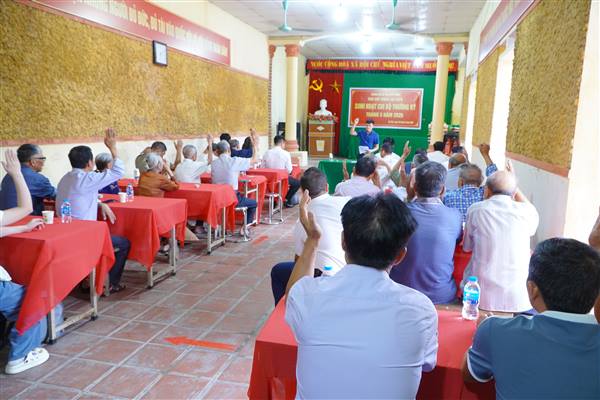 Lãnh đạo thành phố và lãnh đạo xã về dự sinh hoạt chi bộ Hà Tiên