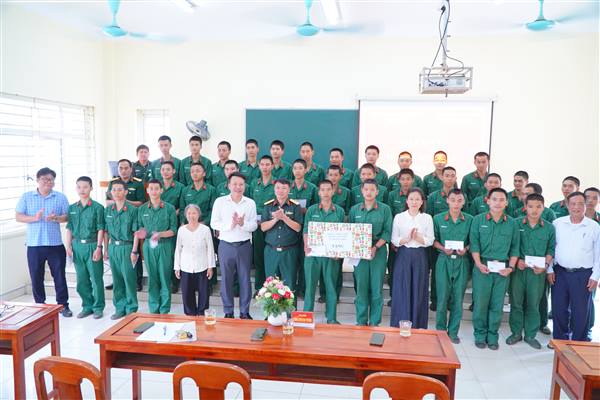 Xã Thượng Hồng tổ chức thăm, tặng quà cho tân binh tại đơn vị đóng quân