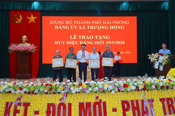 Đảng bộ xã tổ chức Lễ trao trao huy hiệu Đảng đợt 19/05 cho đảng viên