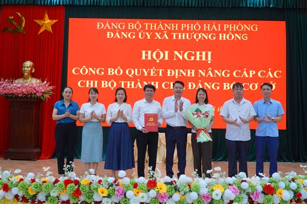 Hội nghị công bố và trao quyết định nâng cấp các chi bộ thành chi, đảng bộ cơ sở trực thuộc Đảng bộ xã và học tập các Quy định, Nghị quyết của Đảng