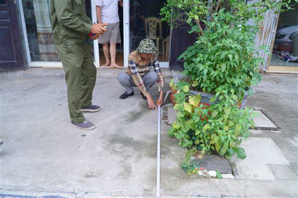 Ra quân giải tỏa các vi phạm hành lang an toàn giao thông trên một số tuyến đường do trên địa bàn xã