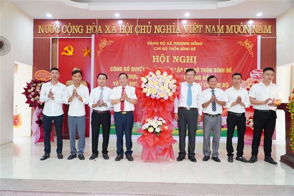 Hội nghị công bố quyết định thành lập chi bộ thôn Bình Đê trực thuộc Đảng bộ xã Thượng Hồng và chỉ định chi uỷ viên, bí thư, phó bí thư chi bộ, nhiệm kỳ 2025-2030