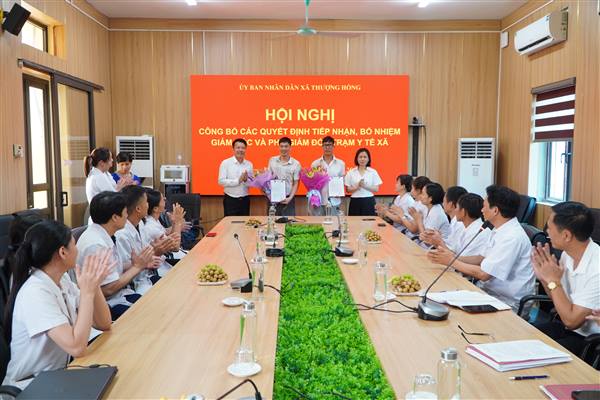 HỘI NGHỊ CÔNG BỐ CÁC QUYẾT ĐỊNH TIẾP NHẬN, BỔ NHIỆM GIÁM ĐỐC VÀ PHÓ GIÁM ĐỐC TRẠM Y TẾ XÃ THƯỢNG HỒNG