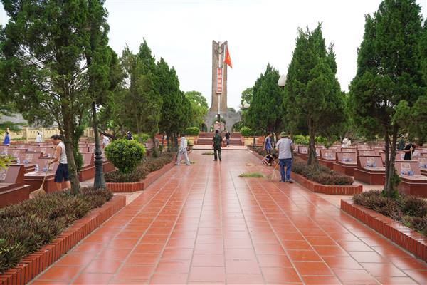 Xã Thượng Hồng ra quân tổng dọn vệ sinh các nghĩa trang liệt sỹ trên địa bàn xã