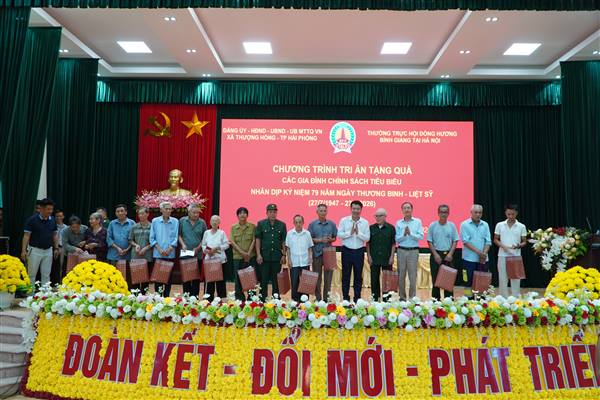 Xã Thượng Hồng phối hợp cùng Hội đồng hương Bình Giang tại Thành phố Hà Nội tổ chức Hội nghị tặng quà tri ân các gia đình chính sách, người có công tiêu biểu trên địa bàn xã