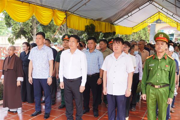 ĐẢNG ỦY - HĐND - UBND - ỦY BAN MTTQ VIỆT NAM XÃ THƯỢNG HỒNG DÂNG HOA, DÂNG HƯƠNG TƯỞNG NIỆM CÁC ANH HÙNG LIỆT SĨ VÀ TỔ CHỨC LÀM LỄ TIẾN HÀNH LẤY MẪU HÀI CỐT LIỆT SĨ CHƯA XÁC ĐỊNH DANH TÍNH ĐỂ GIÁM ĐỊNH ADN