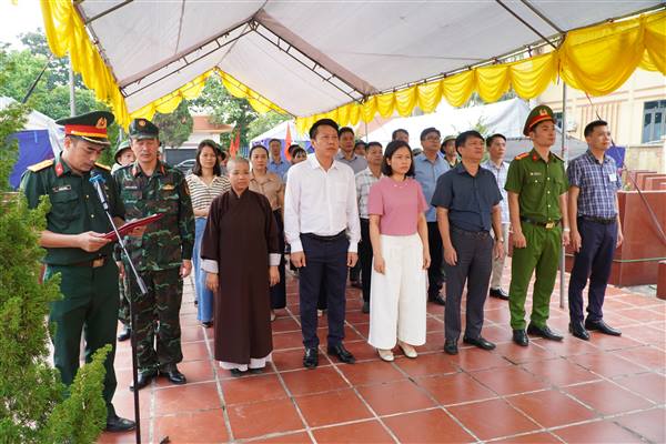 XÃ THƯỢNG HỒNG TỔ CHỨC LỄ DÂNG HƯƠNG, DÂNG HOA VÀ HOẠT ĐỘNG LẤY MẪU, BÀN GIAO MẪU HÀI CỐT LIỆT SĨ CHƯA XÁC ĐỊNH ĐƯỢC THÔNG TIN TẠI CÁC NGHĨA TRANG LIỆT SĨ TRÊN ĐỊA BÀN XÃ