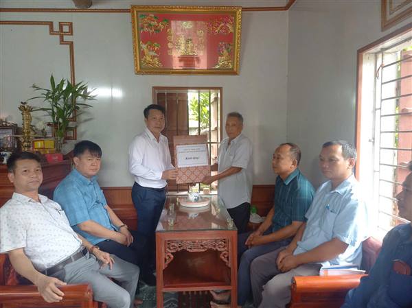 Xã Thượng Hồng tổ chức thăm, tặng quà gia đình chính sách nhân kỷ niệm 79 năm Ngày Thương binh - Liệt sĩ (27/7/1947 - 27/7/2026)