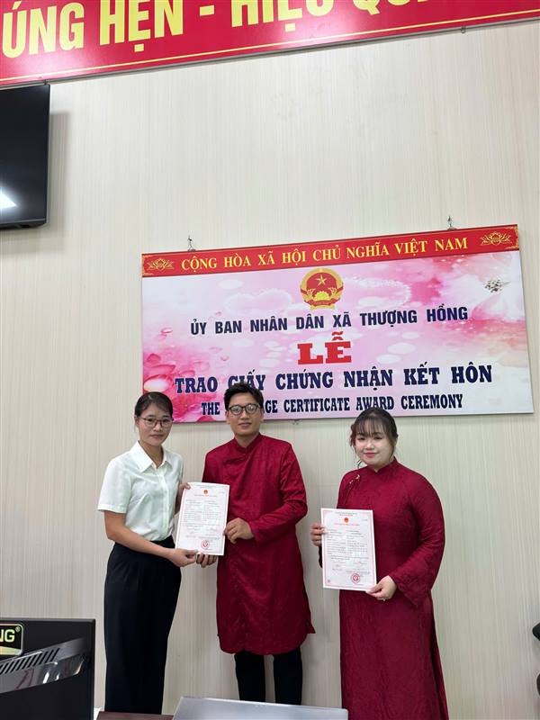 Trung tâm Phục vụ hành chính công xã Thượng Hồng đã trao giấy chứng nhận kết hôn và Thư chúc mừng của Lãnh đạo UBND xã cho cặp đôi Nhữ Đình Khải  và Đặng Vũ Tú Linh 