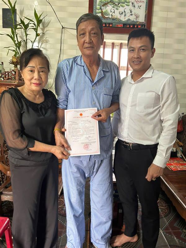  Xã Thượng Hồng trực tiếp trao Giấy chứng nhận kết hôn tại nhà đối với trường hợp người yếu thế, gặp khó khăn tại thôn Thái Dương