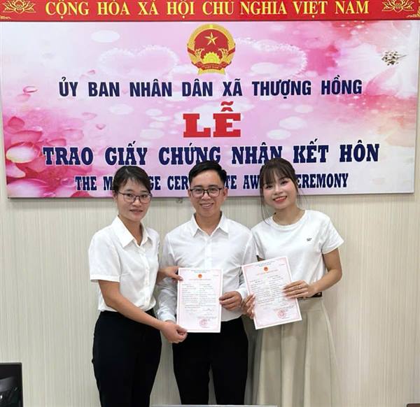 Xã Thượng Hồng trao Giấy chứng nhận đăng ký kết hôn và Thư chúc mừng cho  cặp đôi thực hiện đăng ký kết hôn trên địa bàn xã